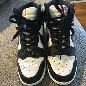 Nike women’s  Black and White Sneakers